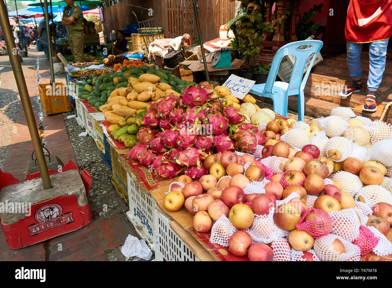 LUANG PRABANG, LAOS - le 14 avril 2019. République Local célébrer Pi Mai, au marché. Le Nouvel An Lao, grande fête de l'eau Banque D'Images