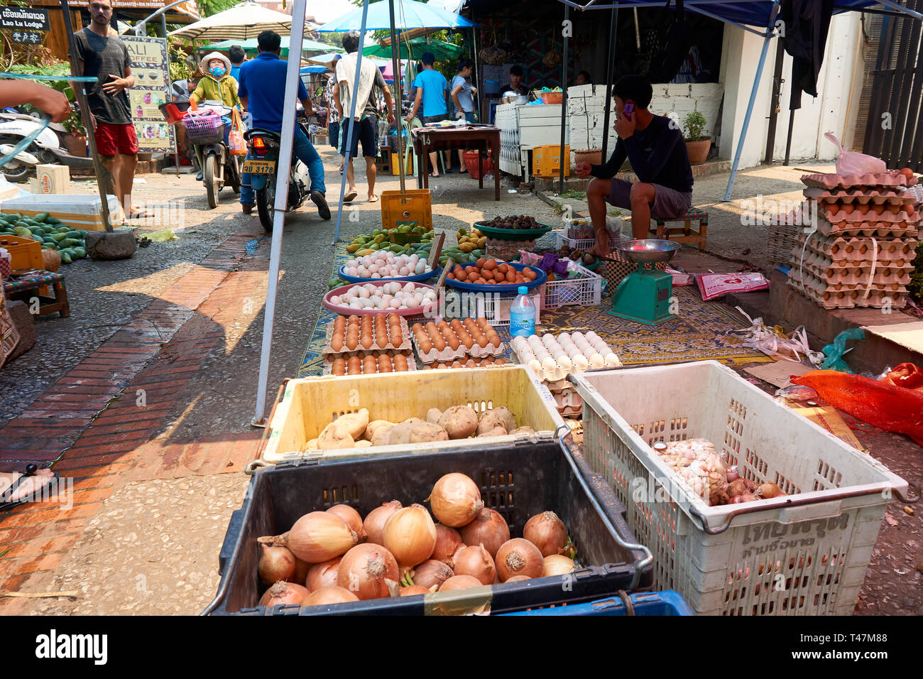 LUANG PRABANG, LAOS - le 14 avril 2019. République Local célébrer Pi Mai, au marché. Le Nouvel An Lao, grande fête de l'eau Banque D'Images