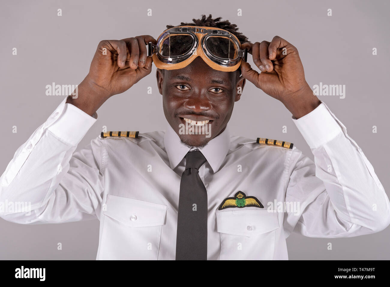 Jeune pilote portant une paire de lunettes vintage pour une blague. Banque D'Images