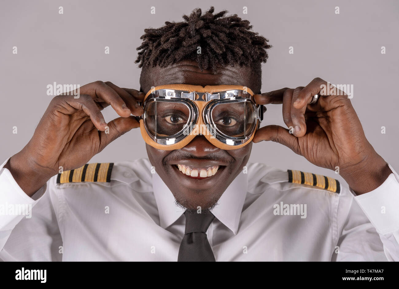 Jeune pilote portant une paire de lunettes vintage pour une blague. Banque D'Images