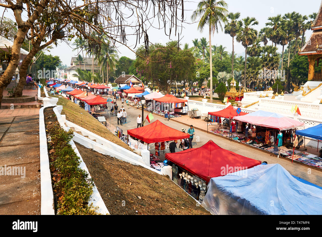 LUANG PRABANG, LAOS - le 14 avril 2019. République Local célébrer Pi Mai, au marché. Le Nouvel An Lao, grande fête de l'eau Banque D'Images