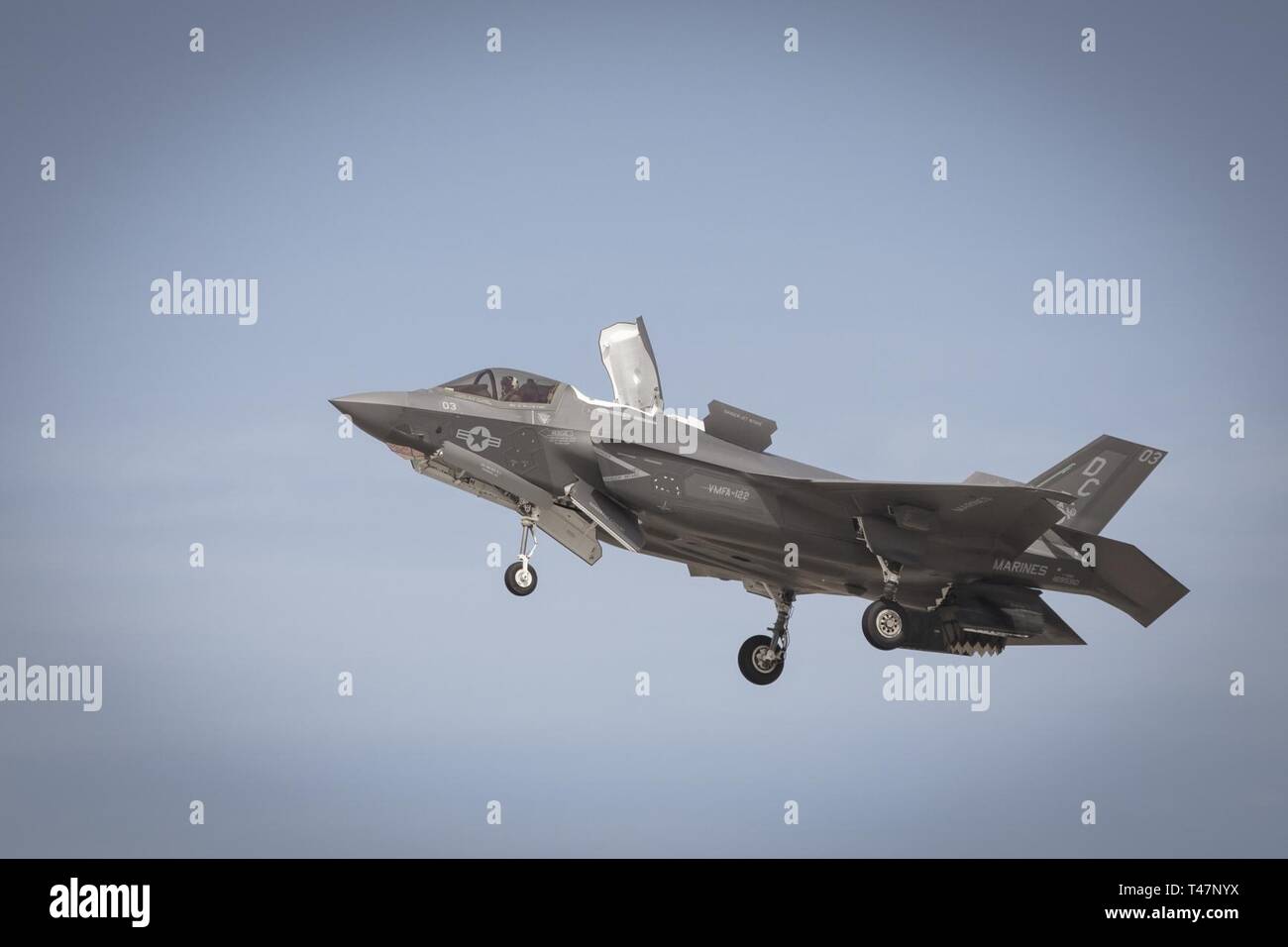 Le Corps des Marines des États-Unis F-35B affiche leurs capacités pendant la Yuma 2019 Airhow hébergé par Marine Corps Air Station (MCAS) Yuma en Arizona, le 9 mars 2019. L'airshow est MCAS Yuma's seulement militaire de l'aéronautique de l'année et donne à la communauté une occasion de voir des artistes aériens et terrestres pour libre tout en interagissant avec les Marines et les marins. Banque D'Images