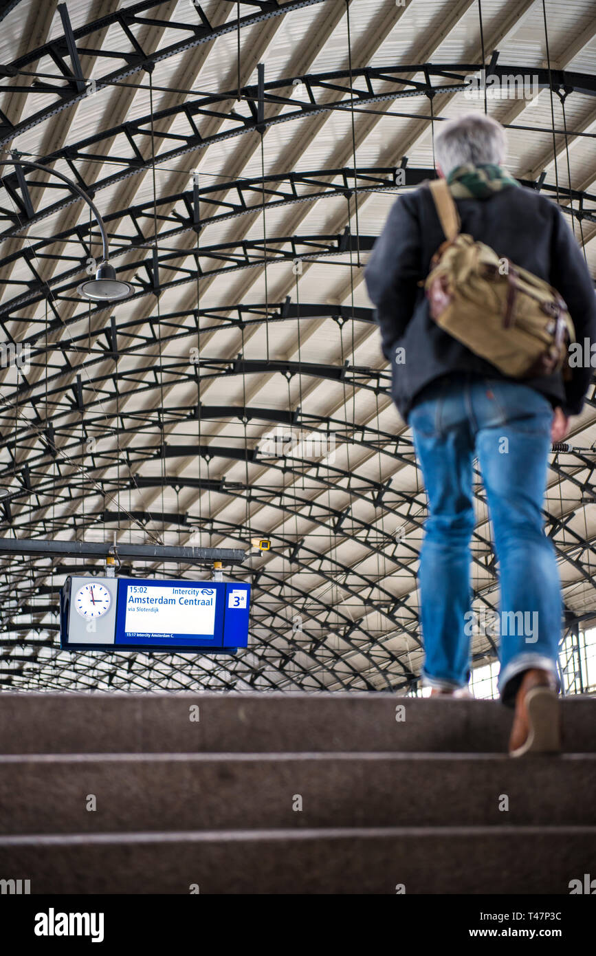 Balades de banlieue vers une plate-forme à la gare de Haarlem aux Pays-Bas Banque D'Images