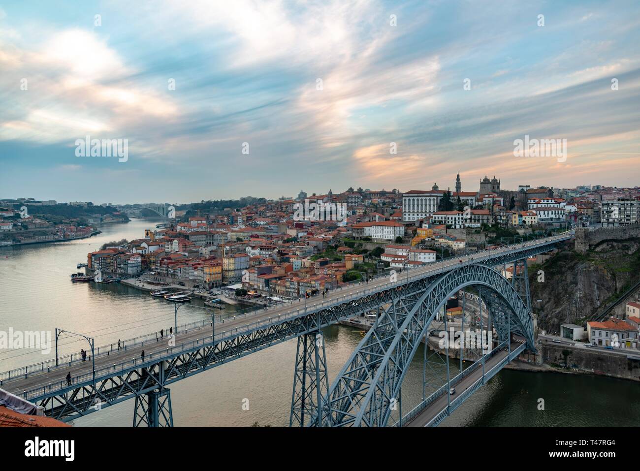 Vue sur Porto, avec Ponte Dom Luis I, pont sur la rivière Rio Douro, Porto, Portugal Banque D'Images