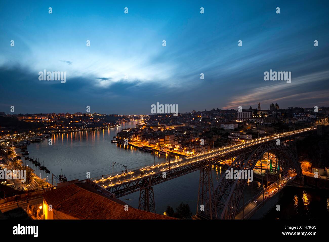 Vue sur Porto avec pont Ponte Dom Luis I sur la rivière Rio Douro, crépuscule, Porto, Portugal Banque D'Images