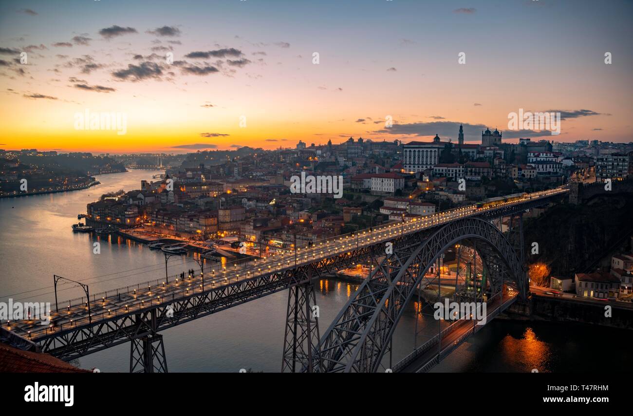 Vue sur Porto, avec river Rio Douro et du pont Ponte Dom Luis I, Coucher de soleil, Porto, Portugal Banque D'Images