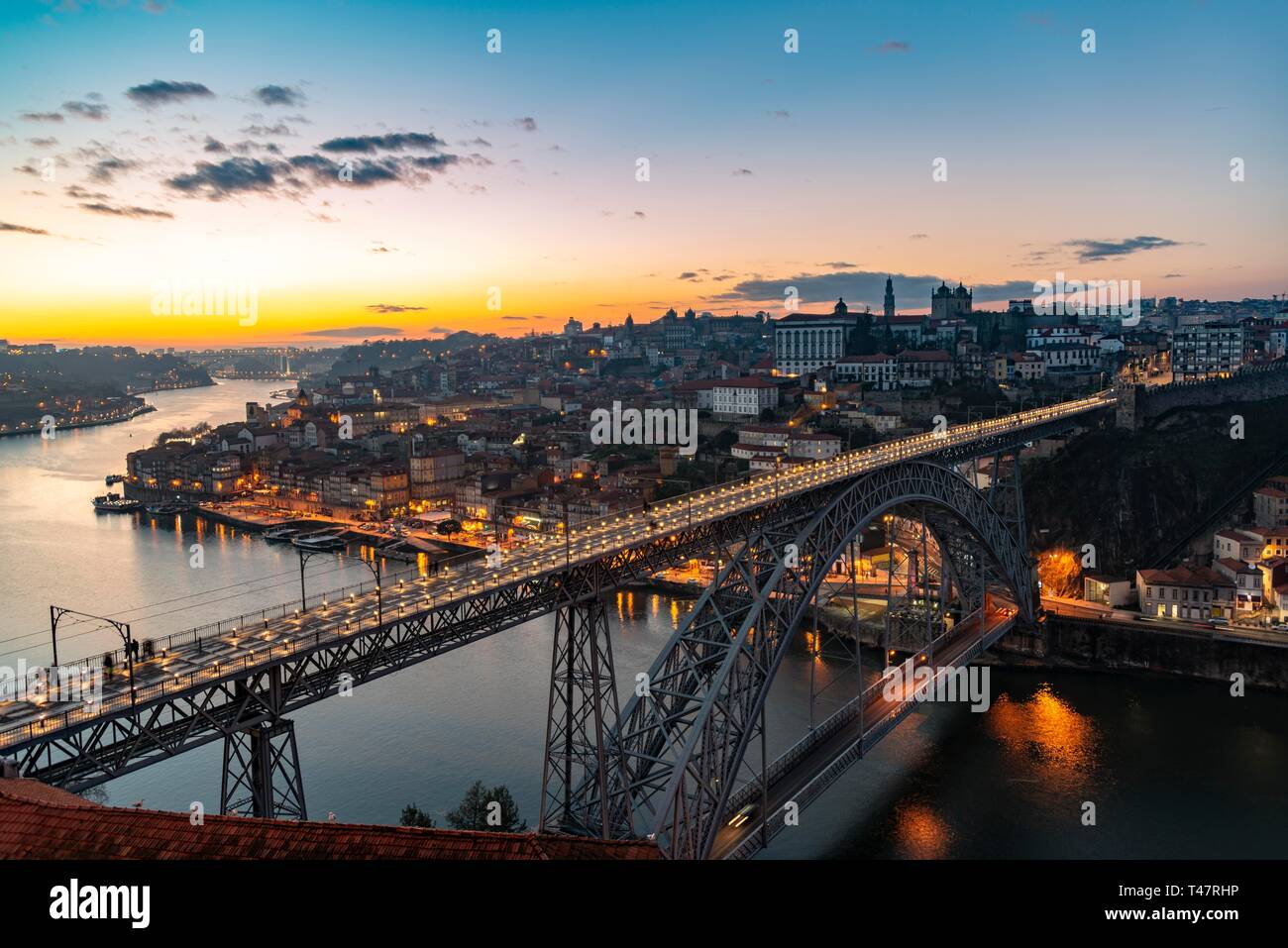 Vue sur Porto, avec river Rio Douro et du pont Ponte Dom Luis I, Coucher de soleil, Porto, Portugal Banque D'Images