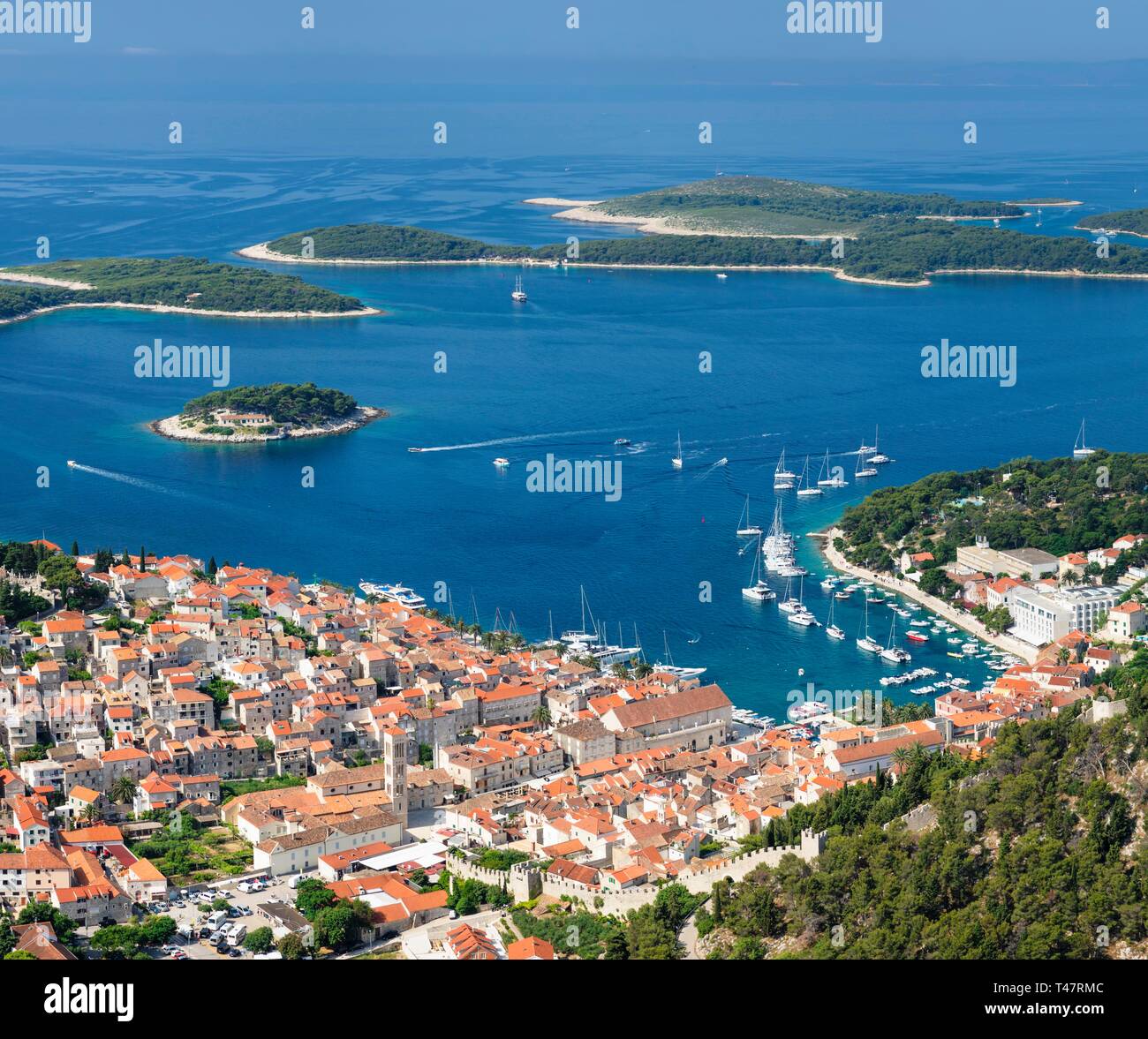 Aperçu de la vieille ville avec le port et les Îles Pakleni, Hvar, île de Hvar, Dalmatie, Croatie Banque D'Images