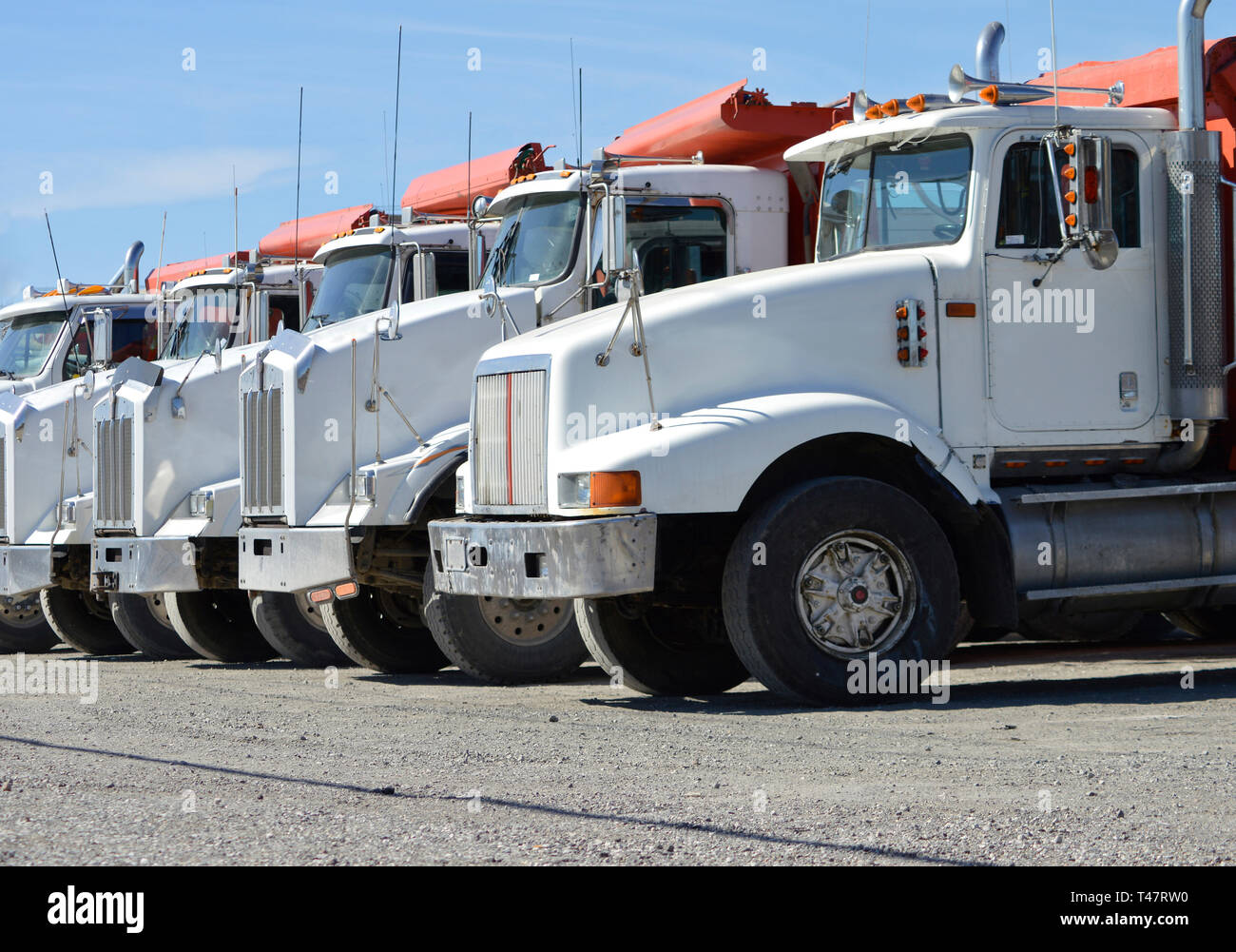 Les camions lourds commerciaux alignés prêts à mettre en œuvre pour une journée de travail Banque D'Images