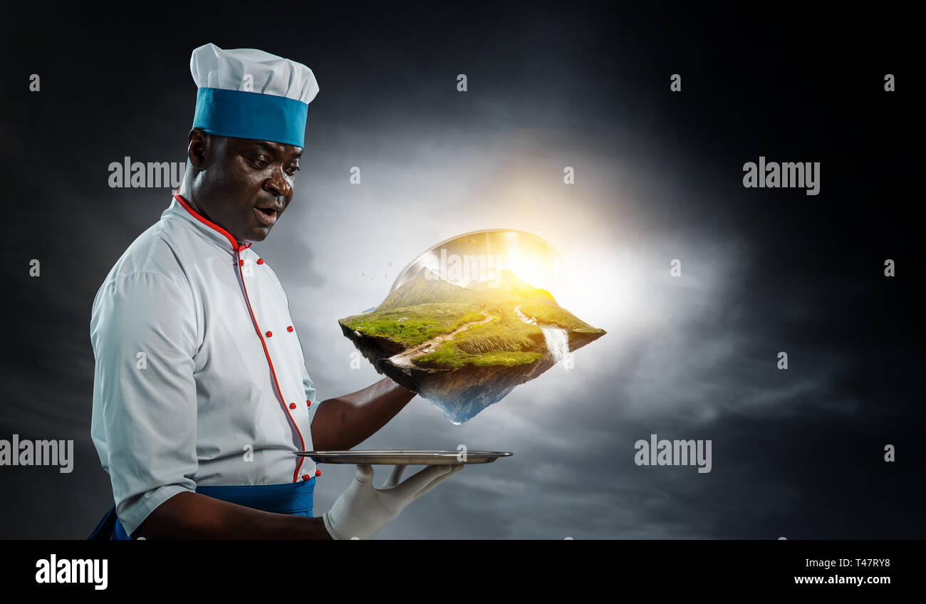 Homme noir portant un tablier et la cuisson en action. Technique mixte  Photo Stock - Alamy