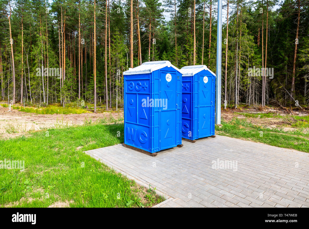 Région de Novgorod, Russie - Août 7, 2018 : Mobile toilettes publiques à la Fédération de l'autoroute numéro M11 en journée d'été Banque D'Images