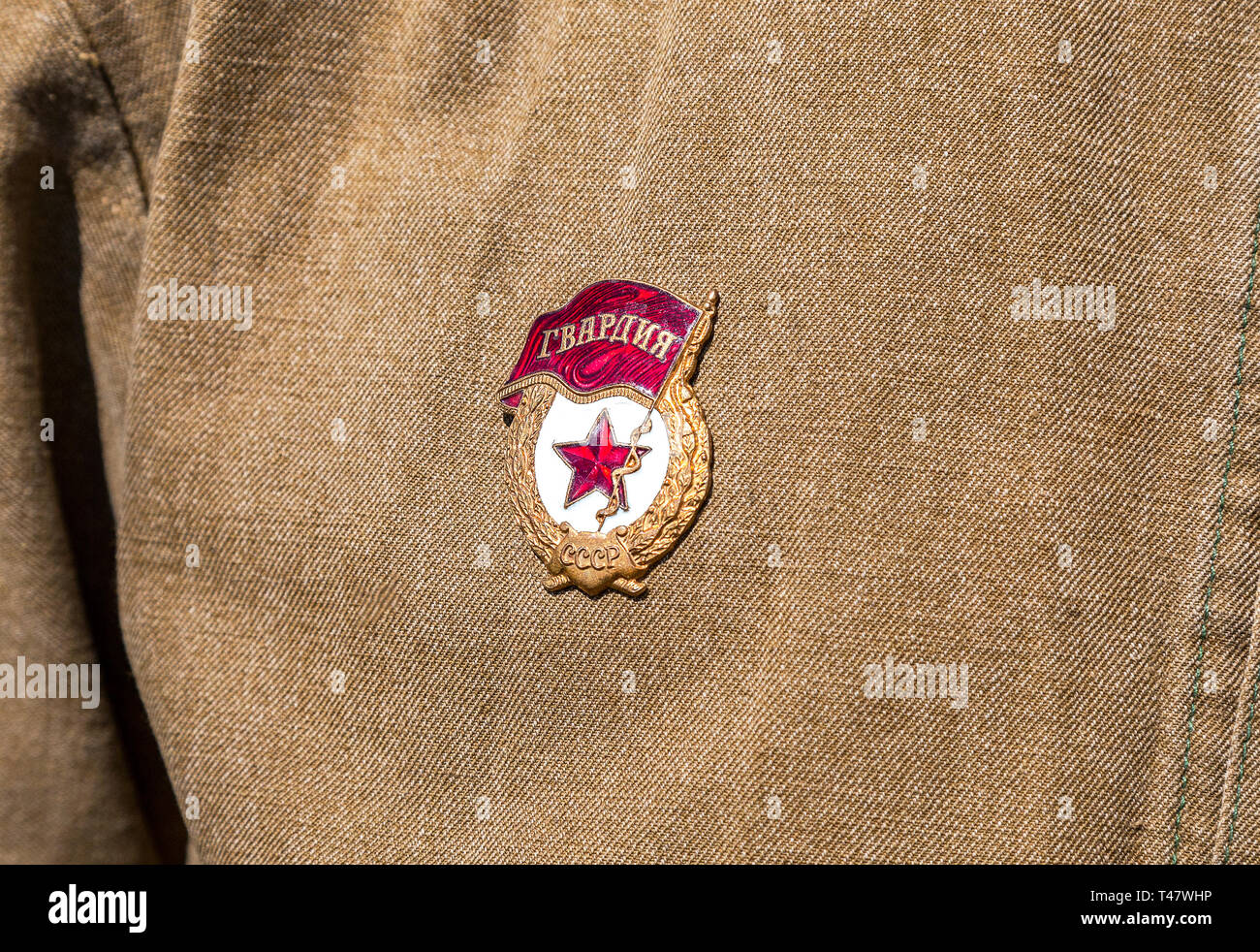 Samara, Russie - 13 Avril 2019 : Vintage badge soviétique 'Guardia' sur l'uniforme militaire. Garde de l'armée soviétique simbol Banque D'Images