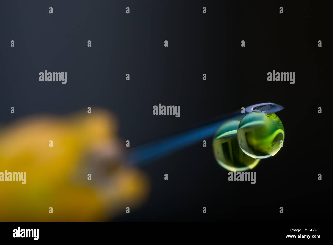 Photo macro d'une seringue avec aiguille gouttes de médicaments Banque D'Images