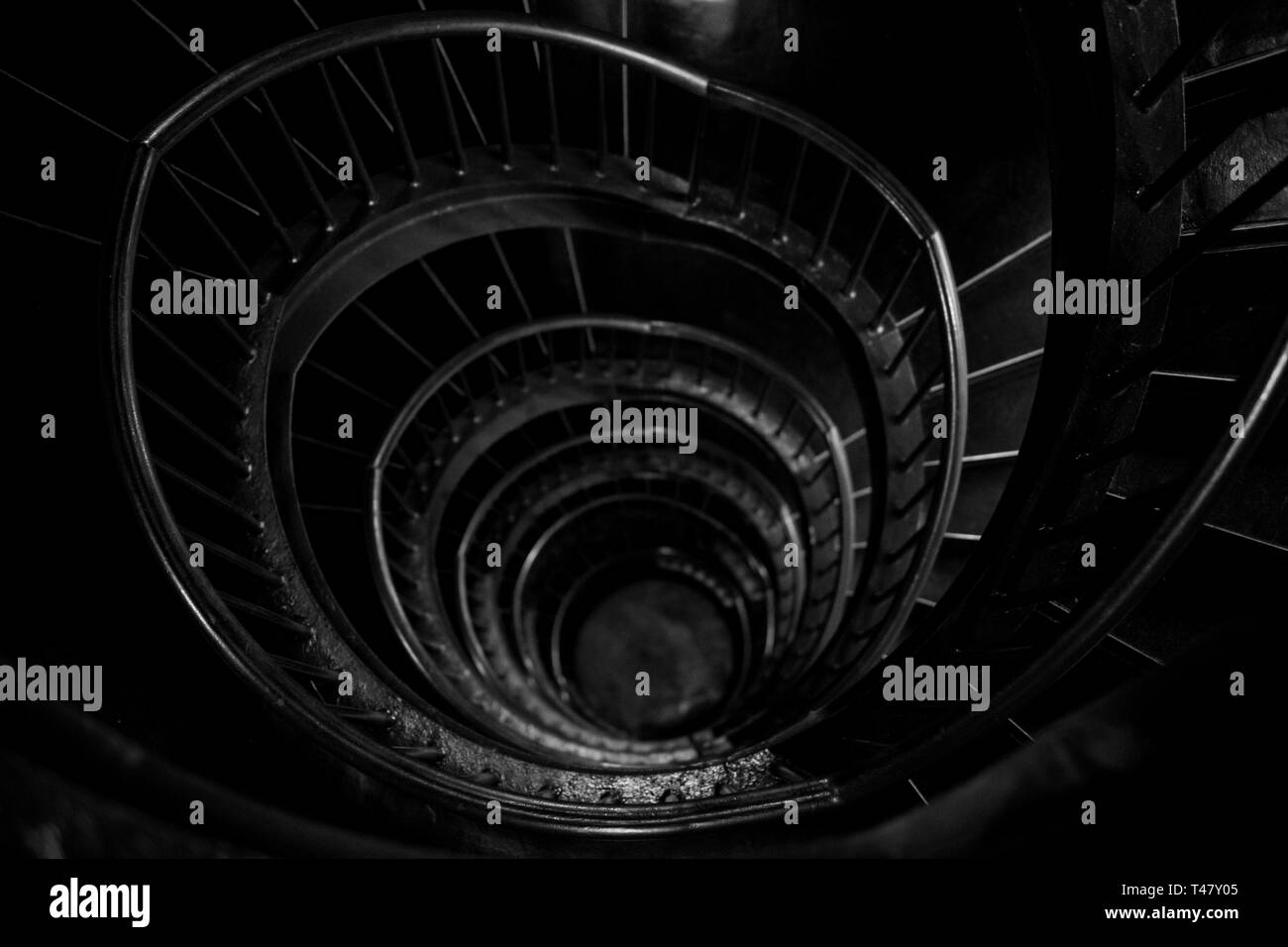 Vue de l'escalier peint en noir à la Zeitz Mocaa Musée d'Art Contemporain d'Afrique, sur le V&A Waterfront, Cape Town, Afrique du Sud. Banque D'Images