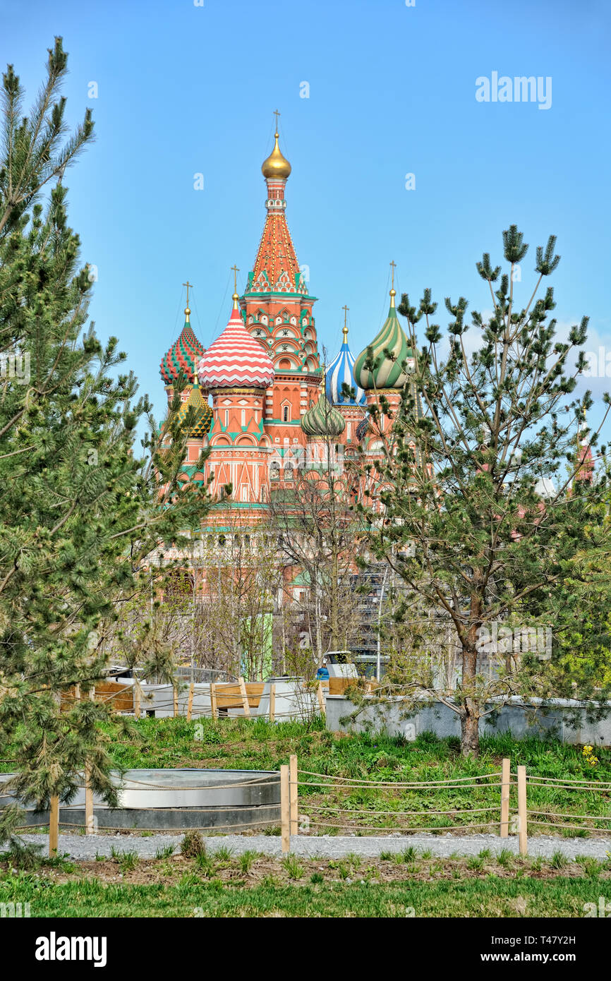 Cathédrale Saint-Basile encadrée par des arbres au printemps (parc Zaryadye, Moscou) Banque D'Images