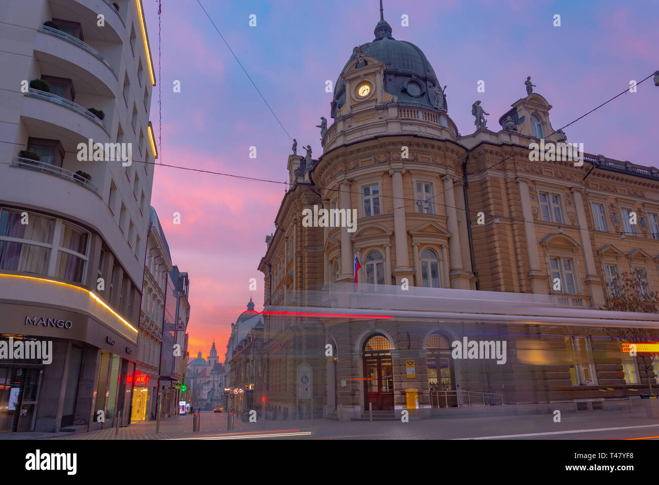 Ljubljana, Slovénie - 8 Février 2019 : Construction d'un bureau postal dans le centre de Ljubljana et un hôtel à travers la rue. Banque D'Images