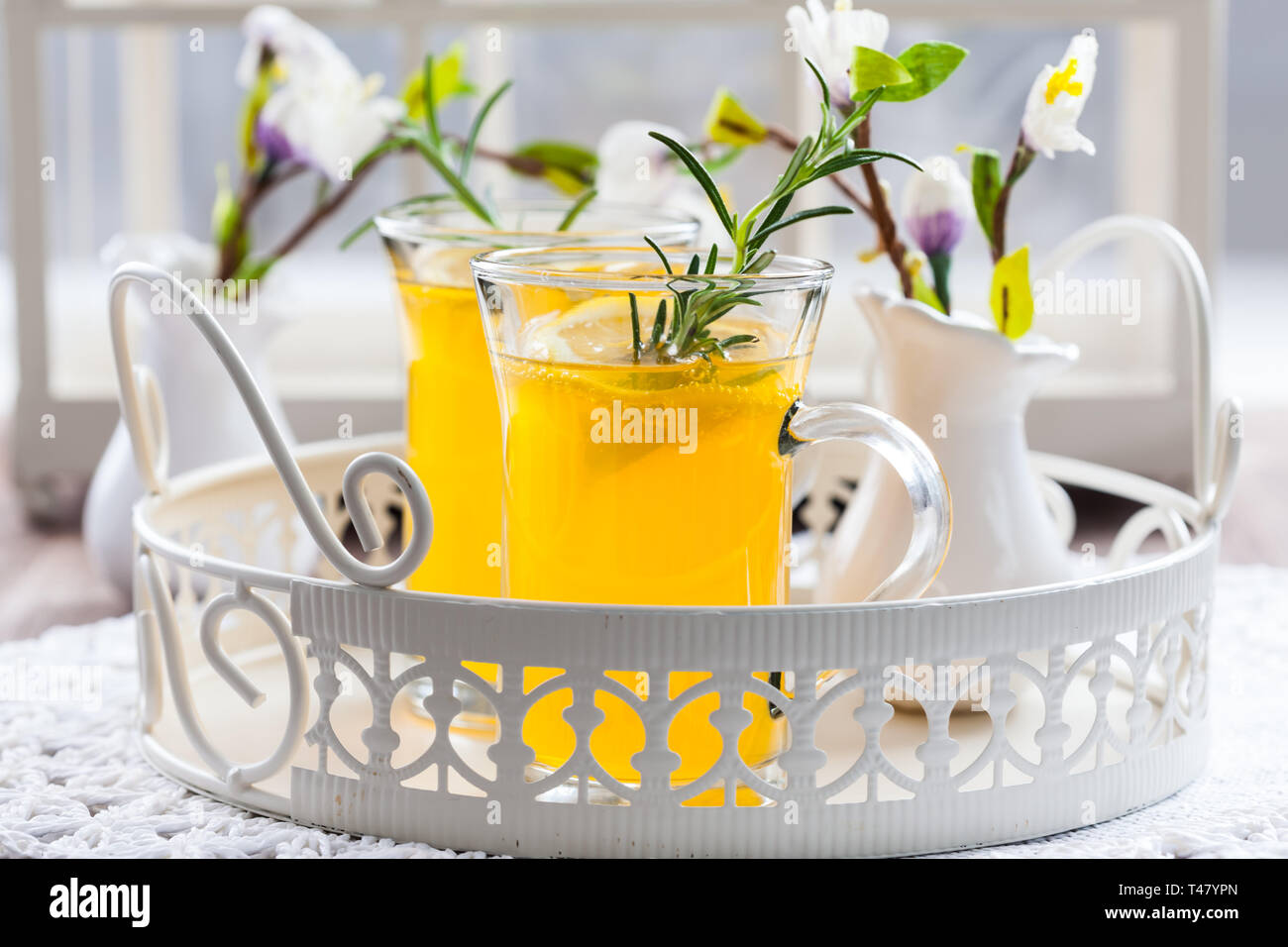 Boisson citron frais avec le romarin dans la cuvette en verre Banque D'Images