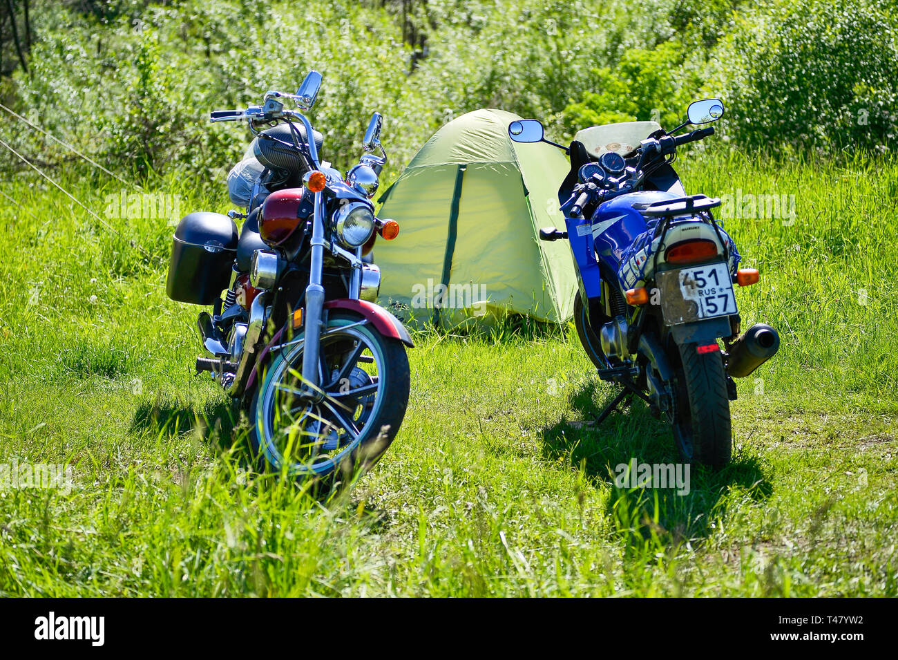 Moto rouge et bleu sur l'herbe verte à la réunion festival de l'été, la Russie Kursk region, Krasnoyarsk, mai 2018 Banque D'Images