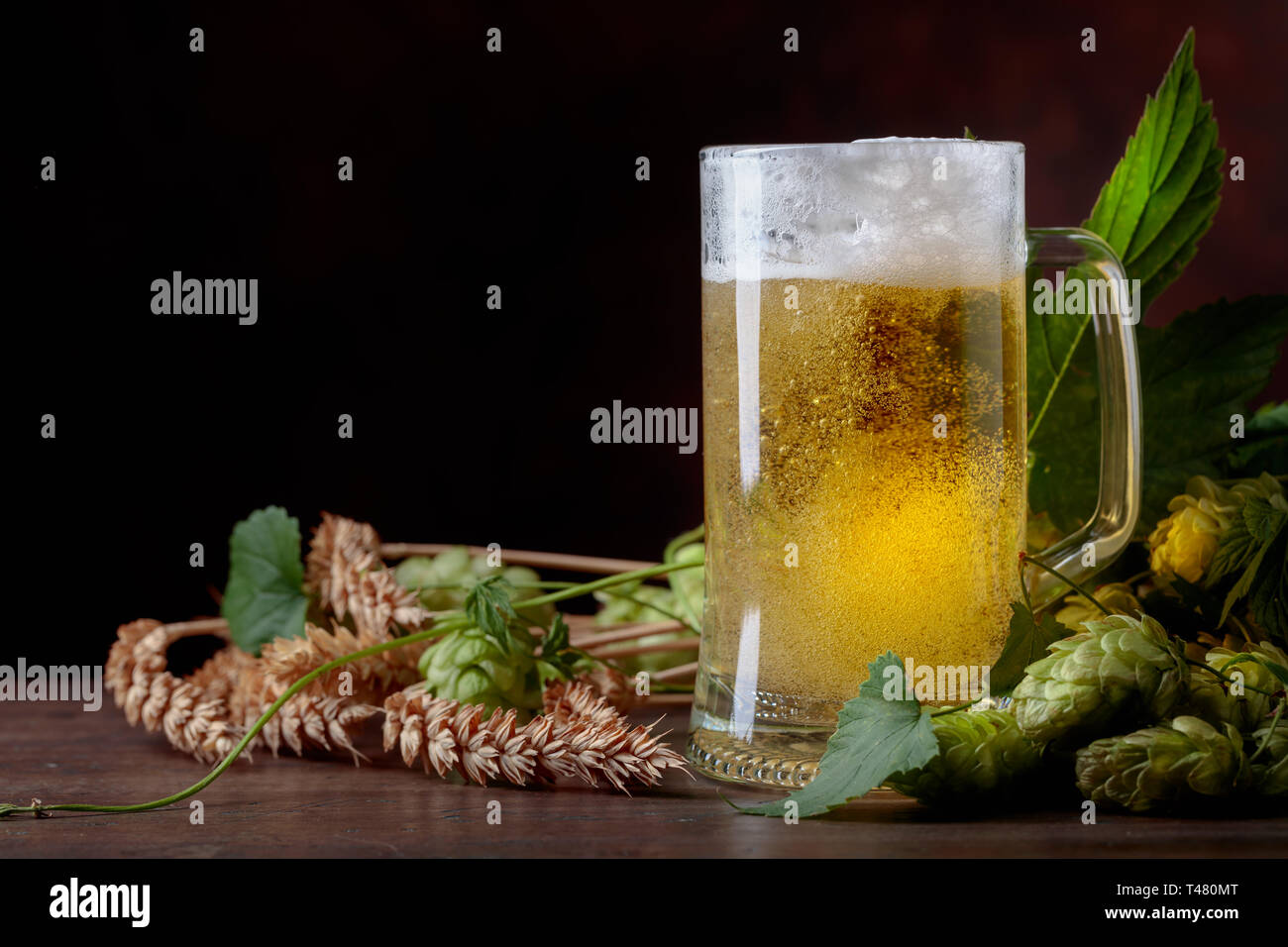 La bière, le grain et le houblon sur une vieille table en bois. Espace libre pour votre texte. Banque D'Images