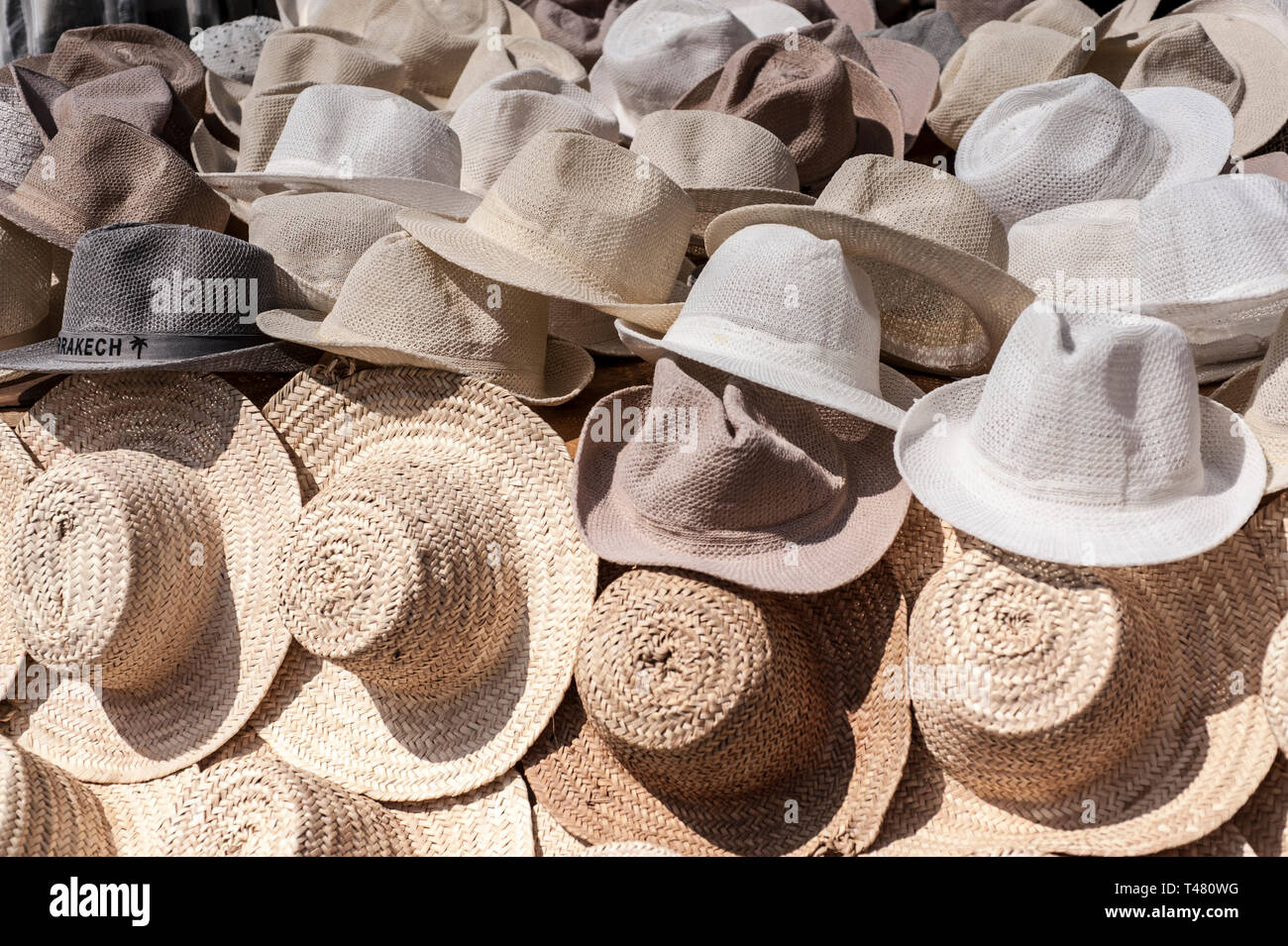 Les chapeaux de paille a vendre dans le souk de Marrakech, Maroc Photo  Stock - Alamy