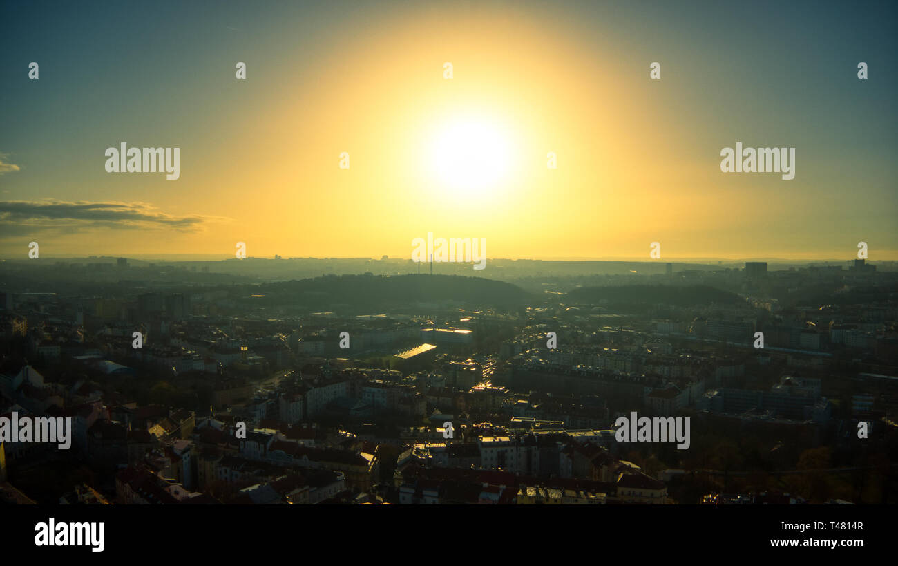 Sunny prague voler plus de ciel bleu, pas de nuages Banque D'Images