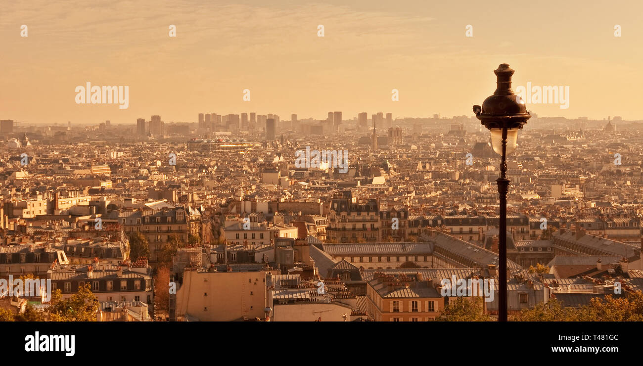 Vue aérienne de Paris à partir de la colline de Montmartre au coucher du soleil, France Banque D'Images