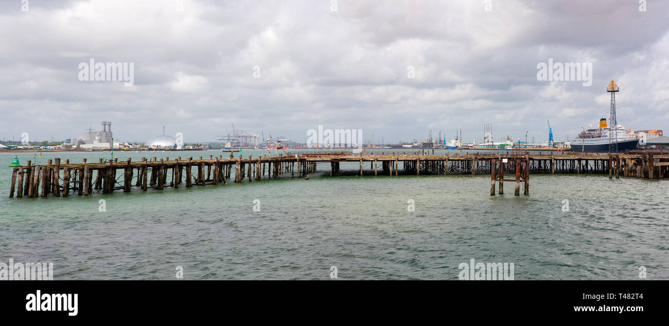 Long, ancien en bois, quai au port de Southampton, Angleterre Banque D'Images