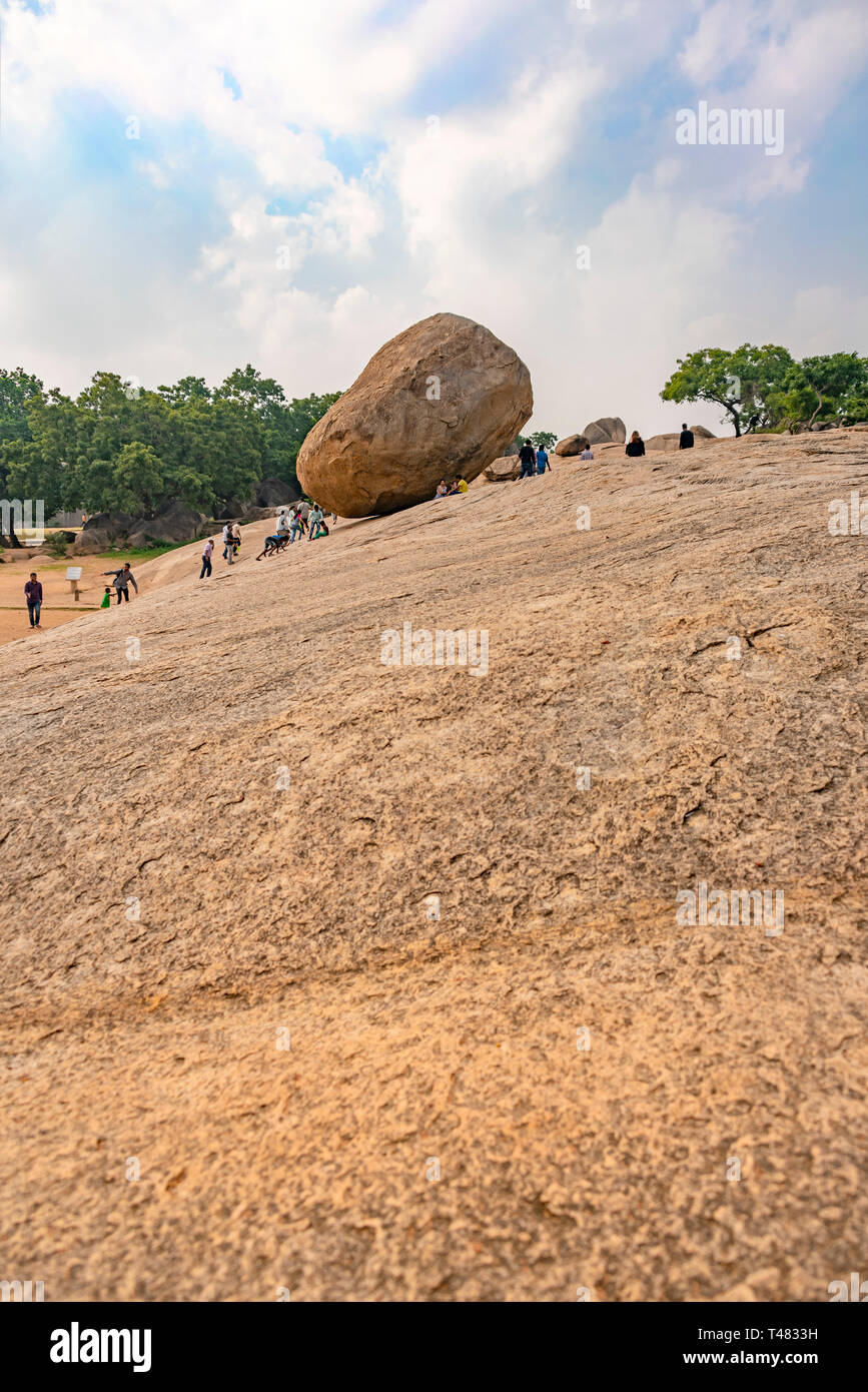 Vue verticale de Krishna's Butterball de Mahabalipuram, Inde. Banque D'Images