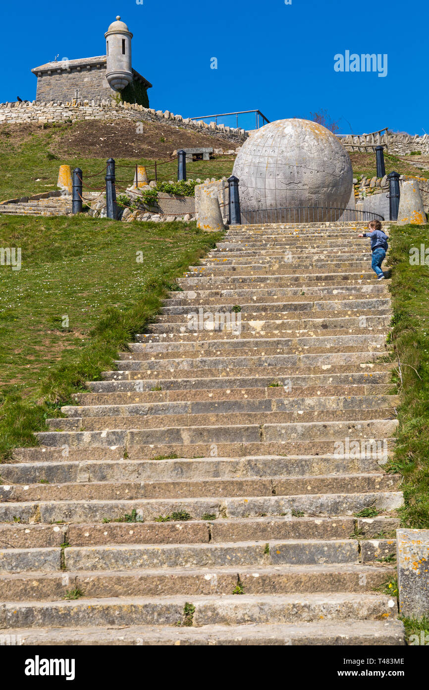 Étapes conduisant au grand monde et le château de Durlston Durlston Country Park, à Swanage, Dorset, UK en Avril Banque D'Images