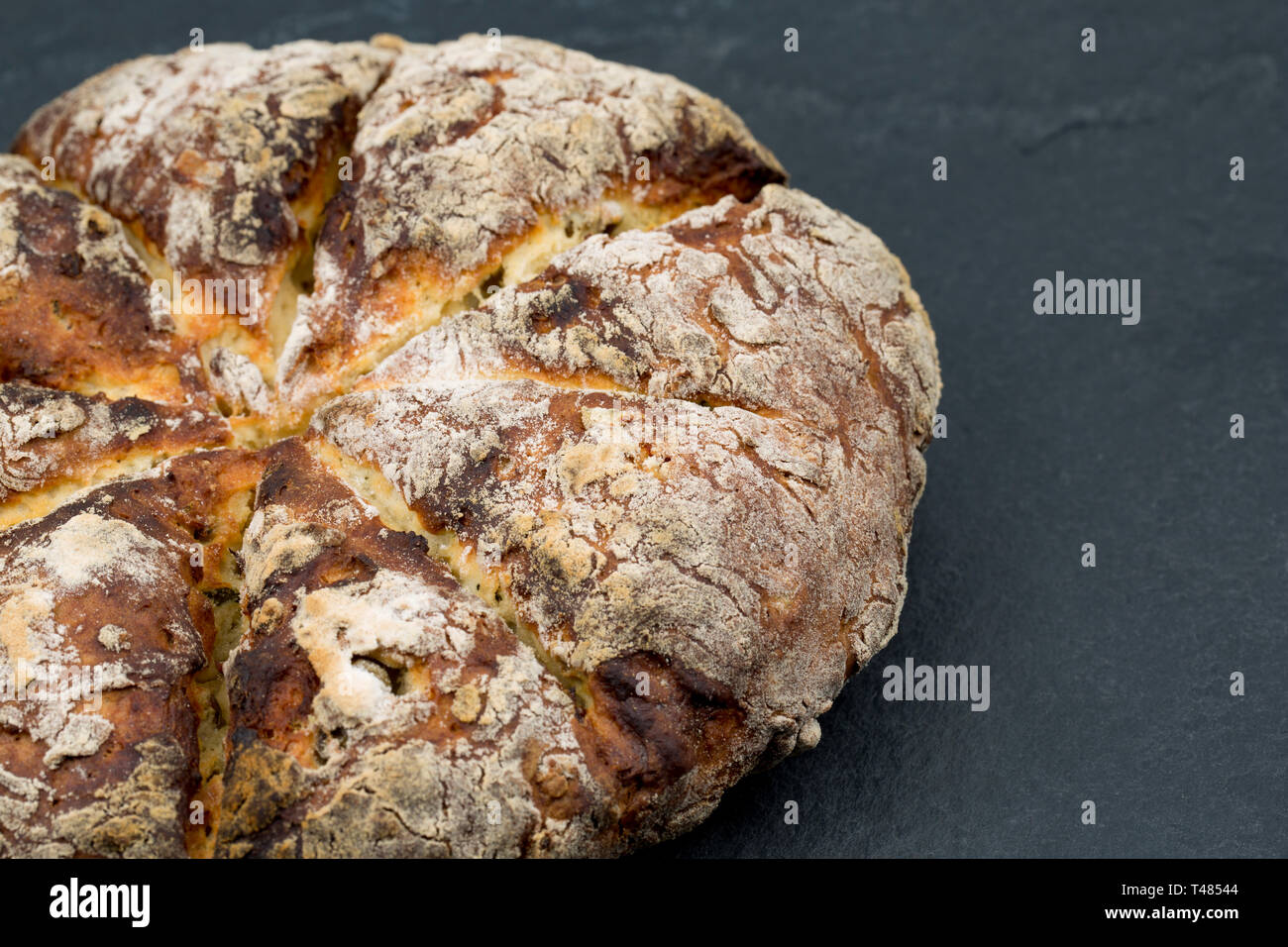 Accueil plats pain de soude qui a été faite avec de l'huile d'olive, sel, bicarbonate de soude, de romarin haché, olives vertes farcies hachées, farine, sensibilisation Banque D'Images