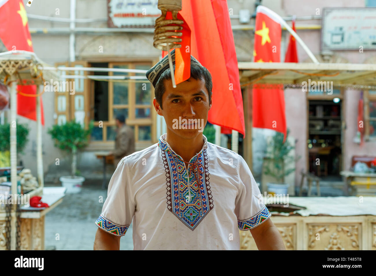 KASHGAR, Xinjiang / CHINE - : Portrait d'un jeune homme à un bazar Ouïghour de Kashgar. Banque D'Images