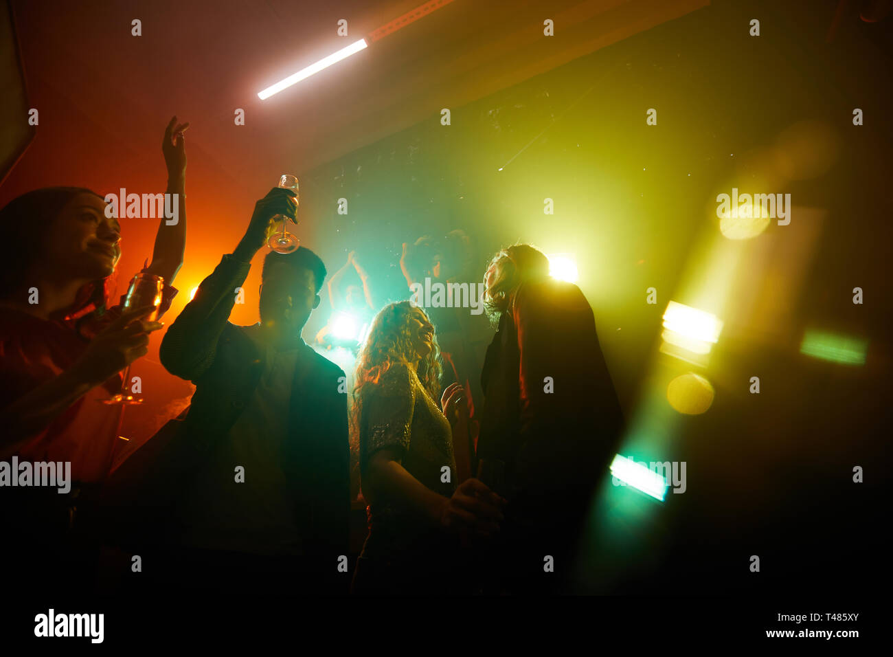People dancing in disco lights Banque D'Images