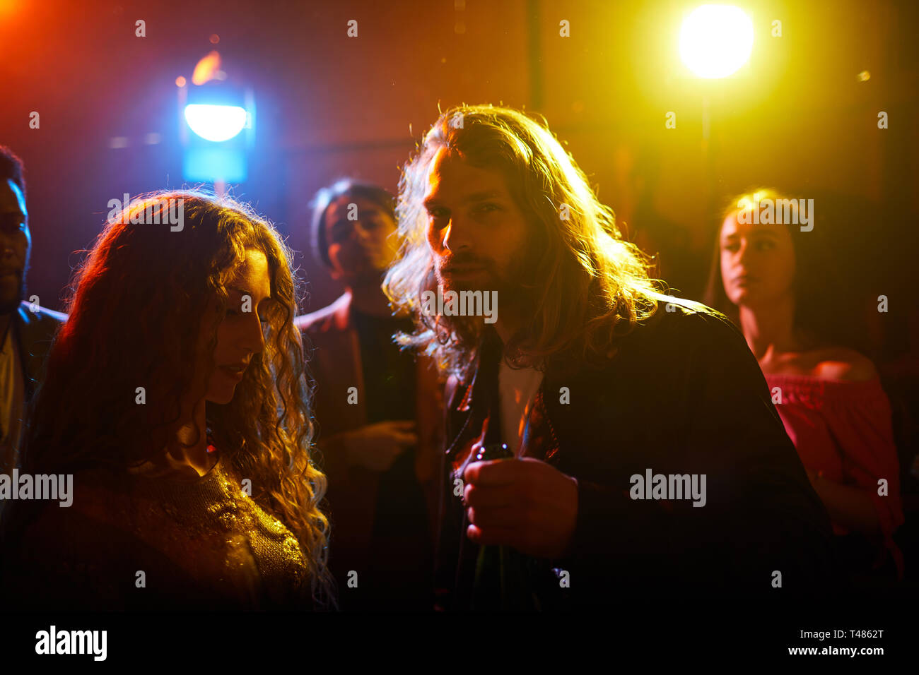 Long-haired guy at party Banque D'Images