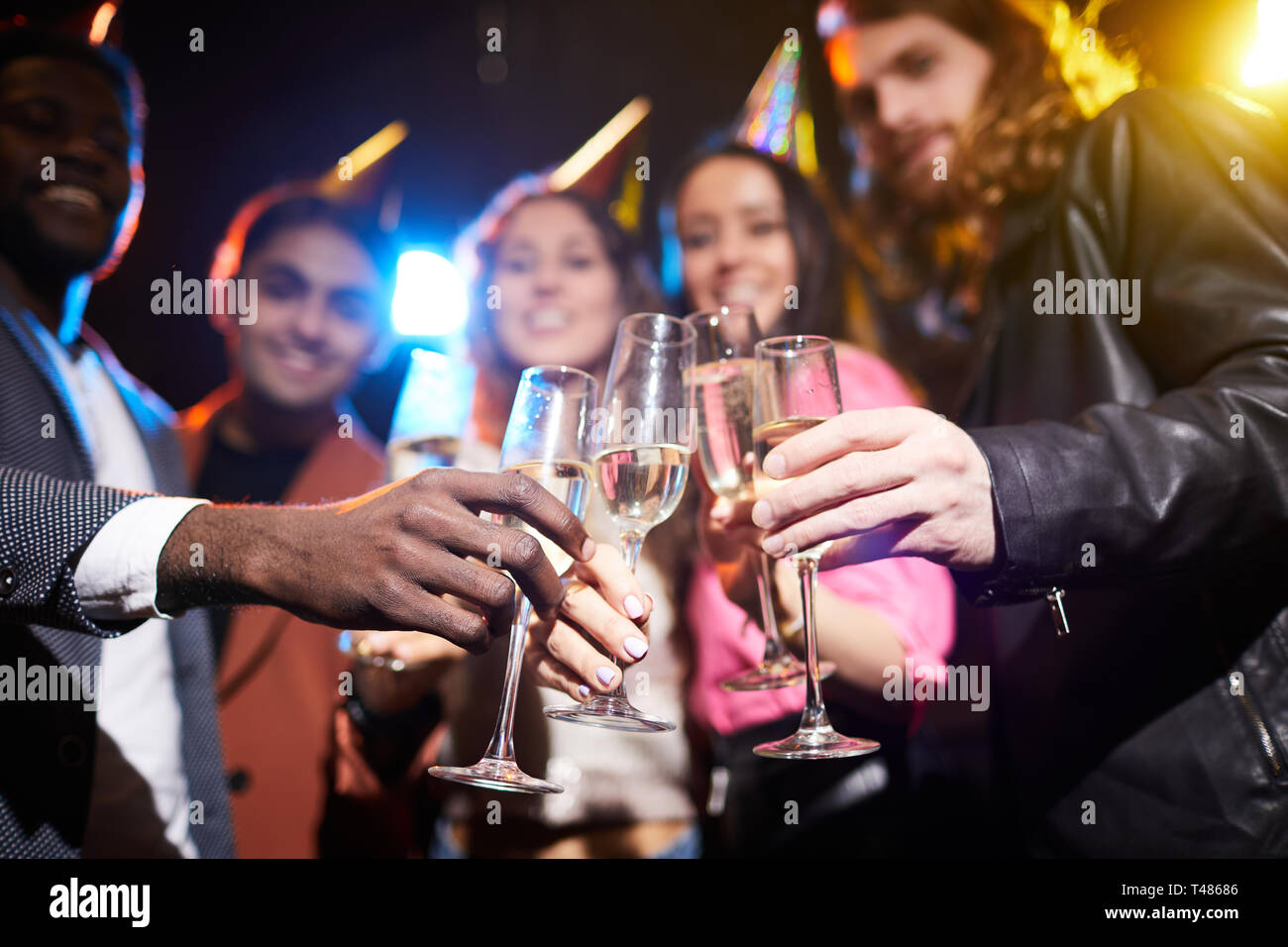 Flûtes à champagne complet dans les mains d'amis Banque D'Images