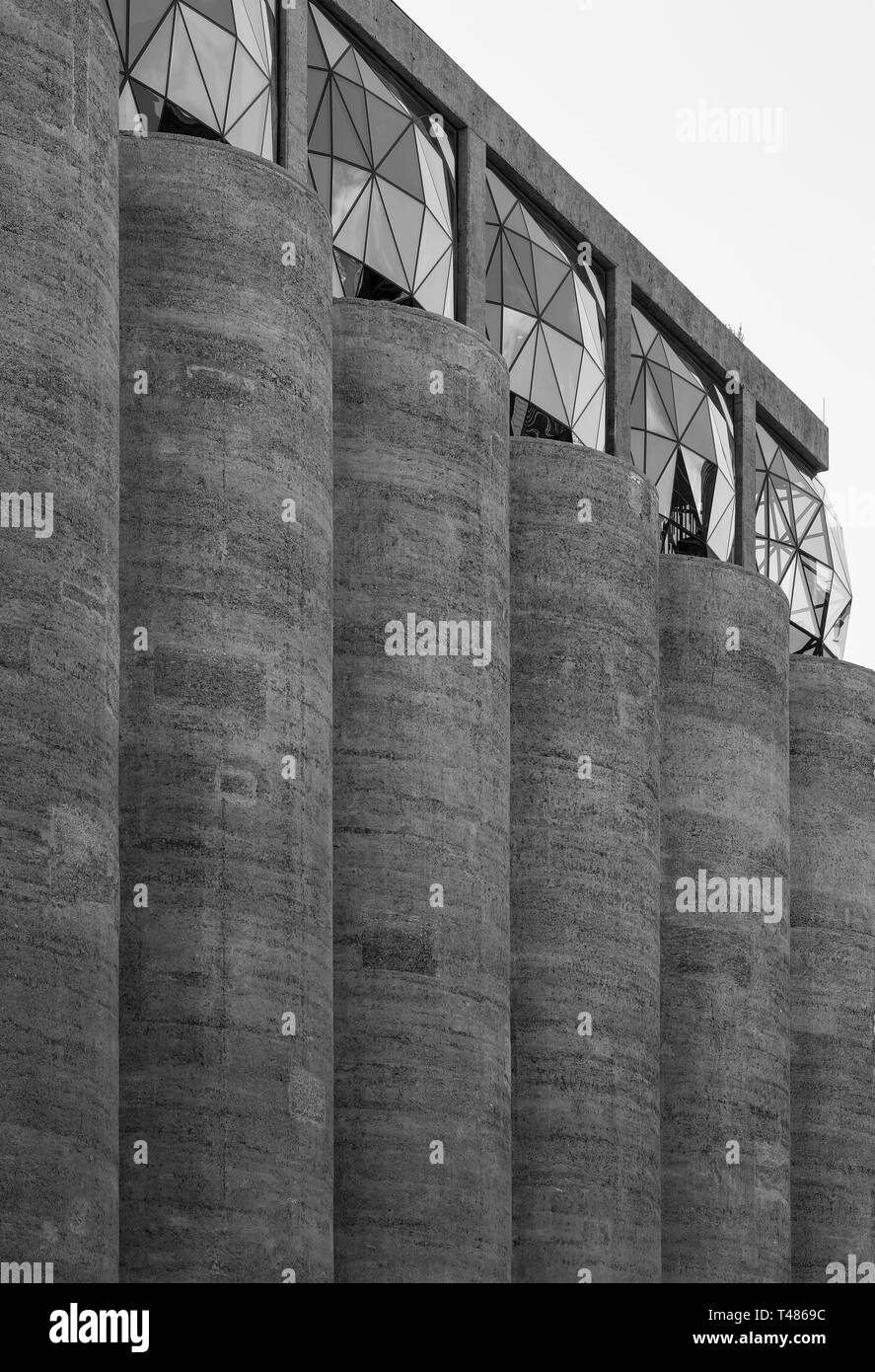Photo monochrome de l'extérieur de l'Zeitz Mocaa Musée d'Art Contemporain Afrique,sur le V&A Waterfront, Cape Town, Afrique du Sud Banque D'Images