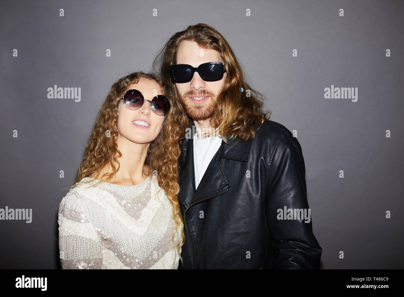 Couple à la mode Cool in sunglasses Banque D'Images