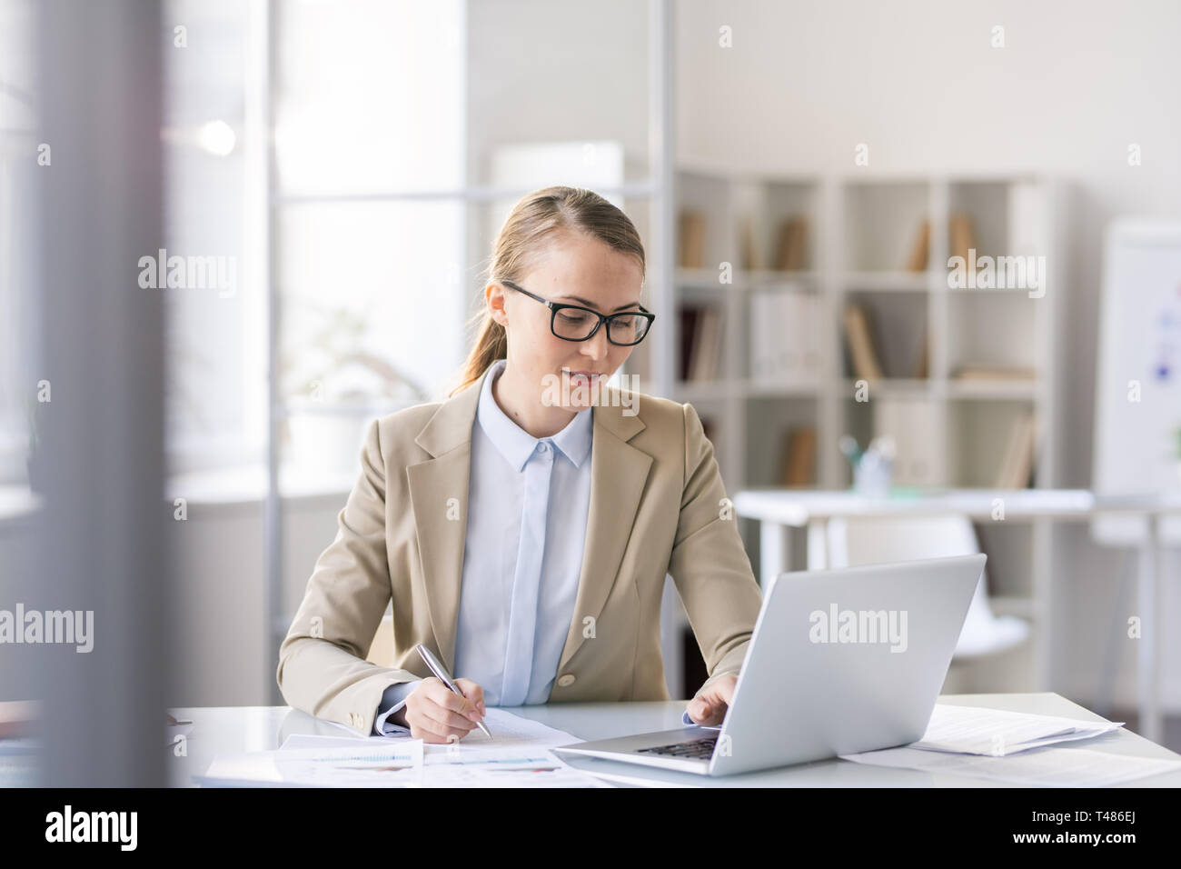 Travailler avec des données Smart lady Banque D'Images