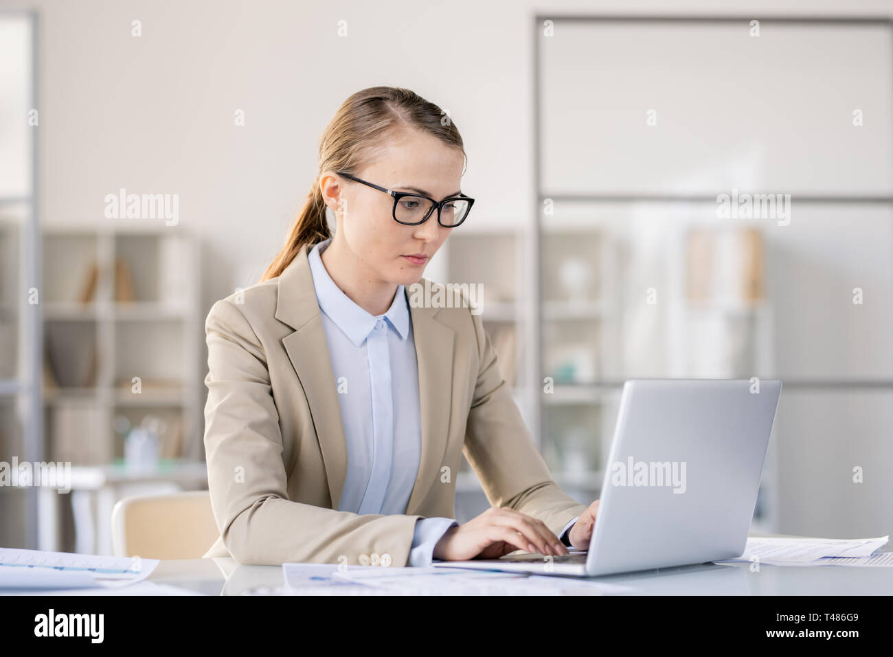 Femme occupée la préparation de présentation sur ordinateur portable Banque D'Images