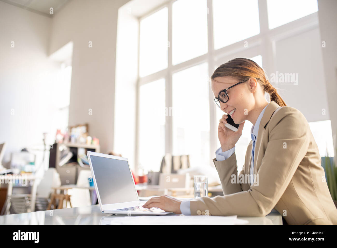 Couple de communication avec le client Banque D'Images