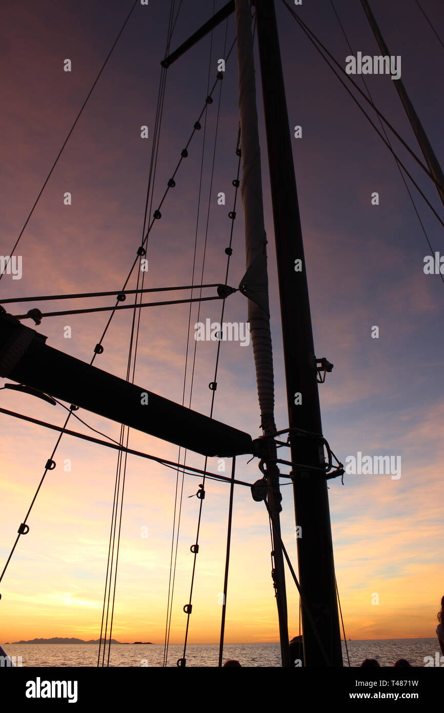 Regarder le coucher du soleil à partir d'un bateau à voile dans les Whitsundays, Australie Banque D'Images