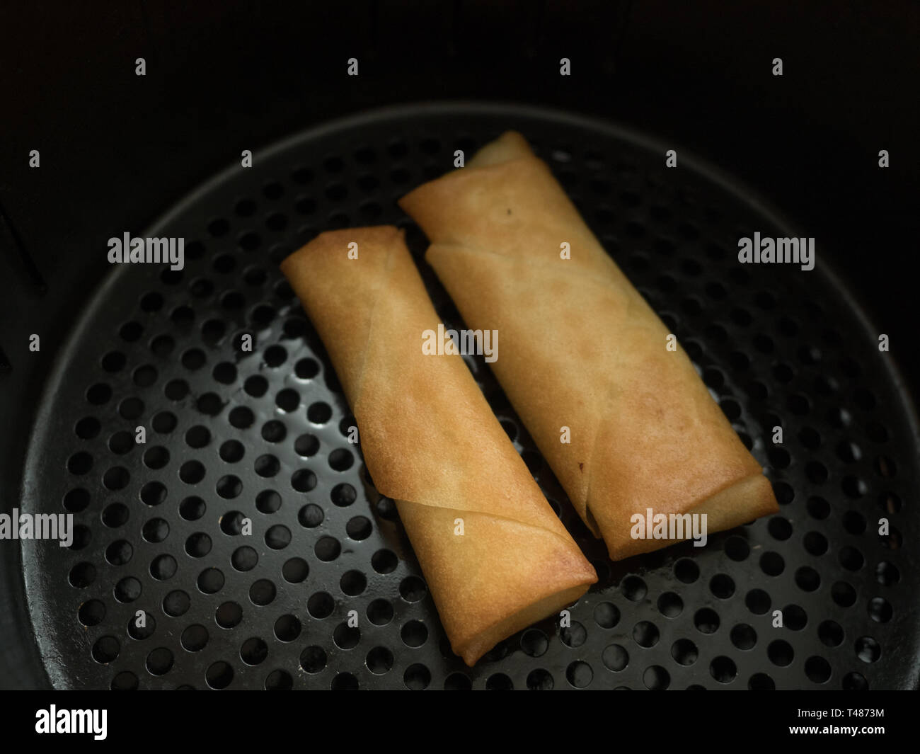 La cuisson à l'intérieur d'egg rolls un air fryer Banque D'Images
