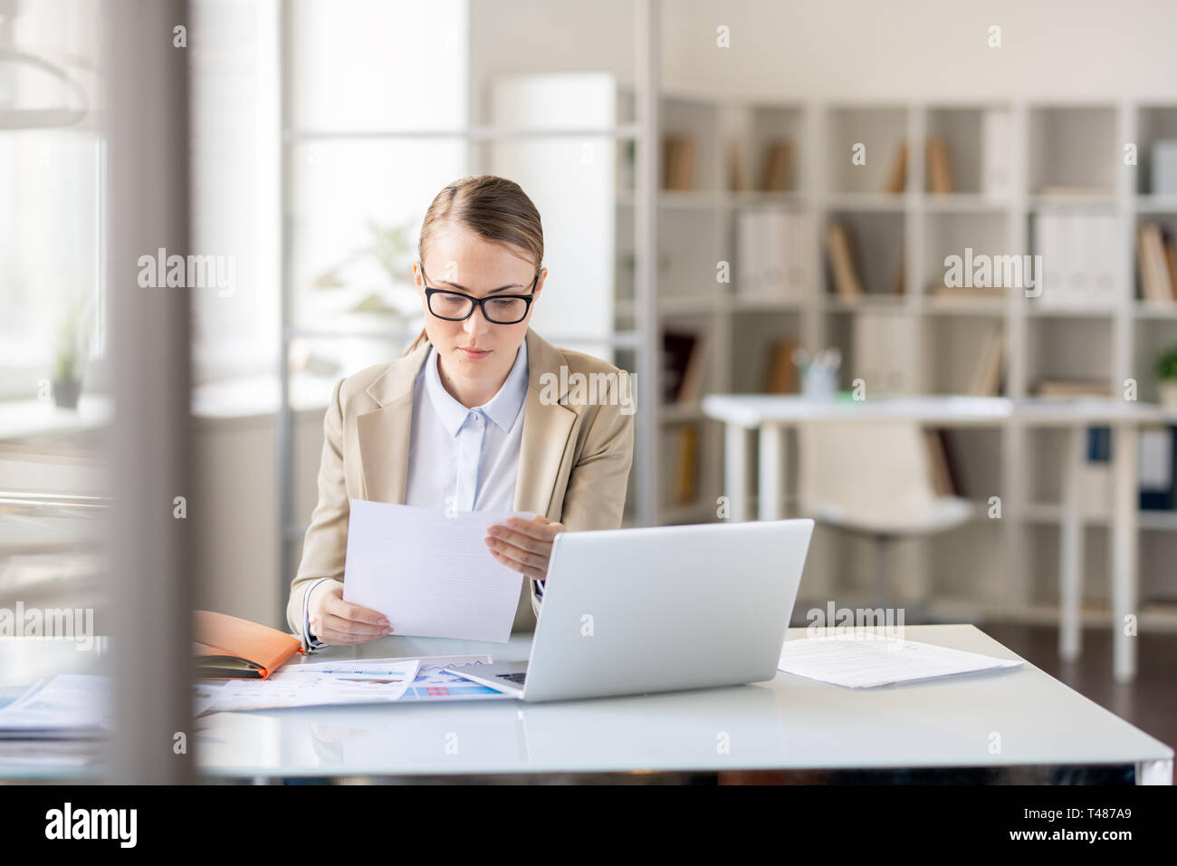 Dame concentrée sur rapport Banque D'Images