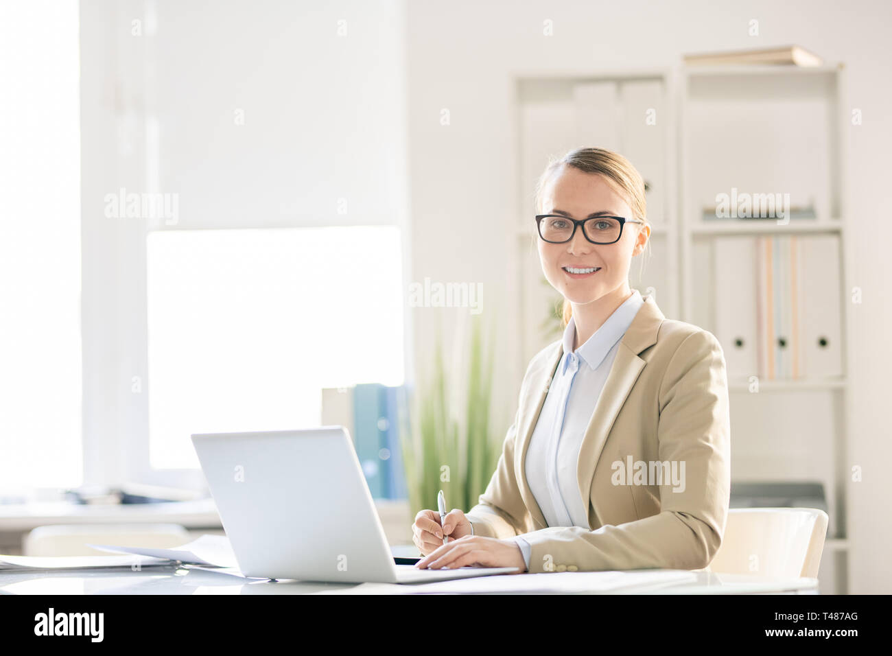 Business lady in office Banque D'Images