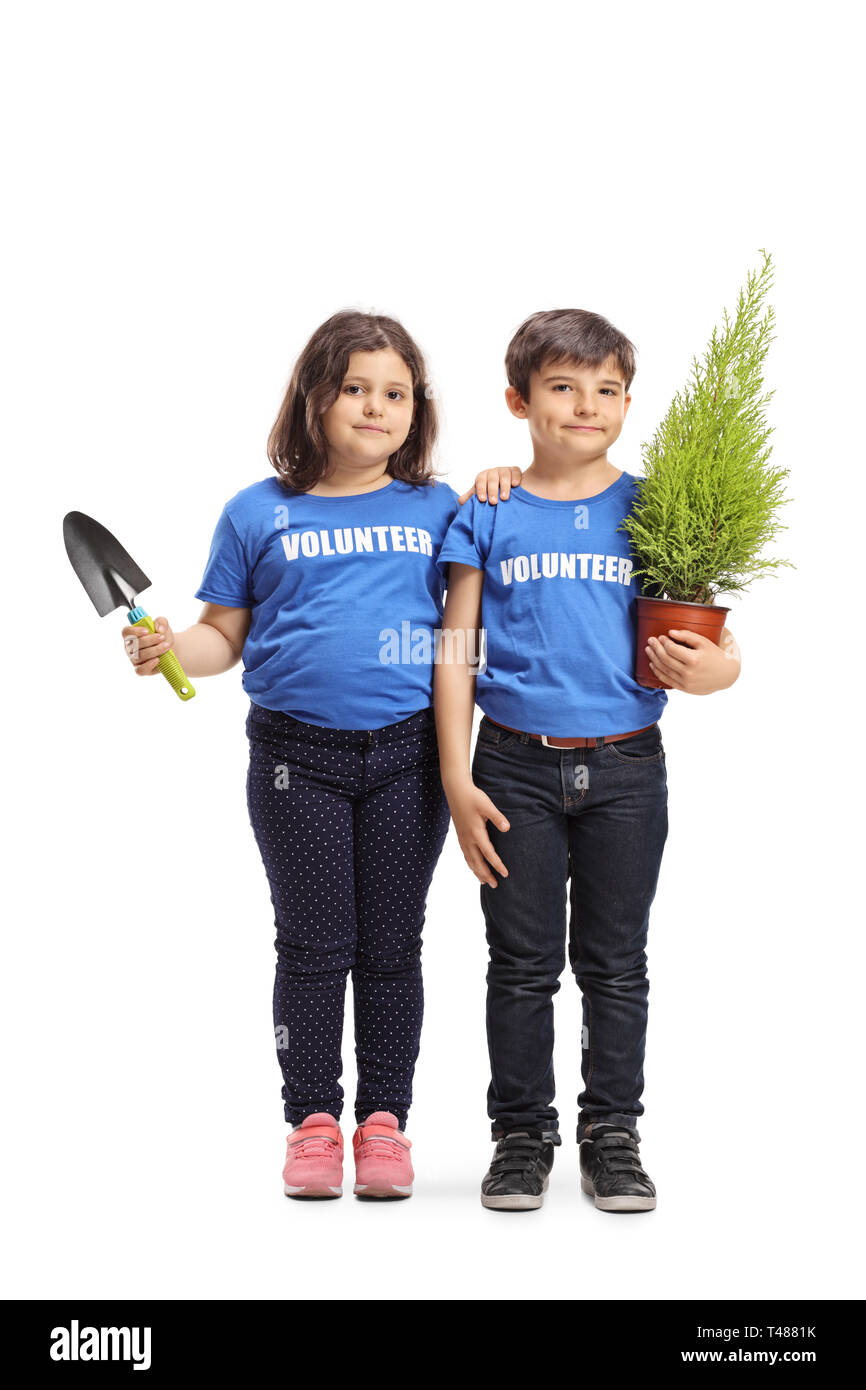Portrait d'un petit garçon et fille bénévoles tenant une plante et un chat isolé sur fond blanc Banque D'Images