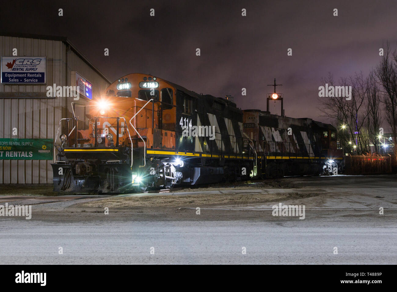 Train de marchandises du Canadien national rail locomotive centre-ville de Portland de l'Ontario Toronto Lakeshore ville industrielle au bord de l'environnement urbain Banque D'Images