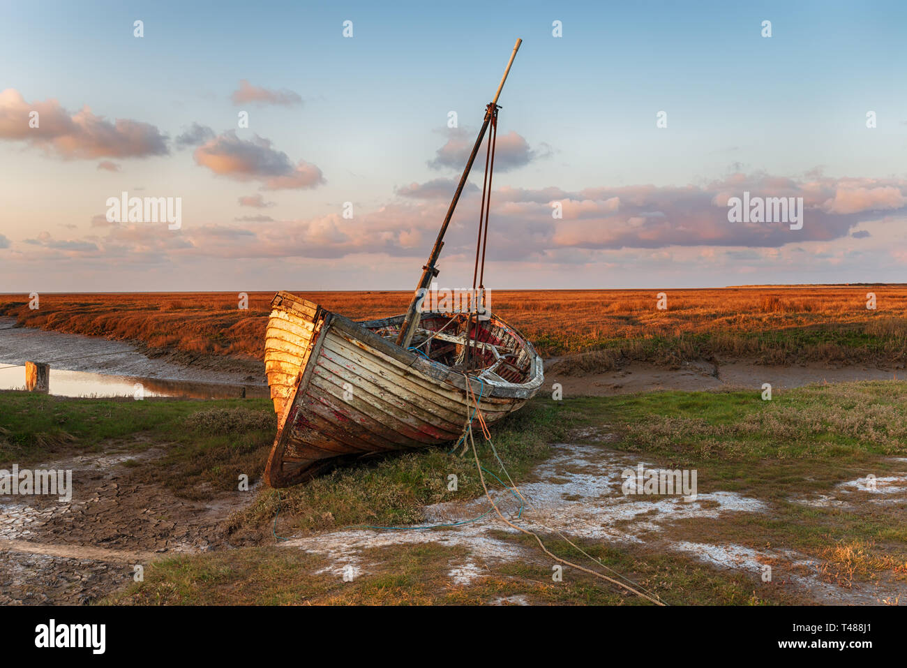 Un vieux bateau de pêche échoués sur les marais à Thornham sur la côte de Norfolk Banque D'Images
