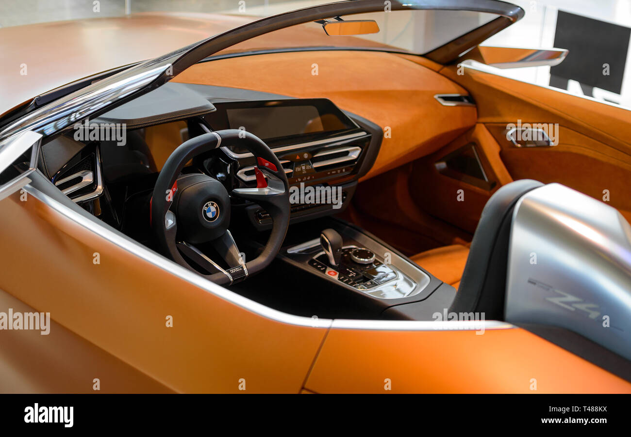 Munich, Allemagne - 21 Avril 2018 : l'intérieur de voiture de sport cabriolet concept BMW Z4. Le nouveau modèle de troisième génération avec toit rigide rétractable. Banque D'Images