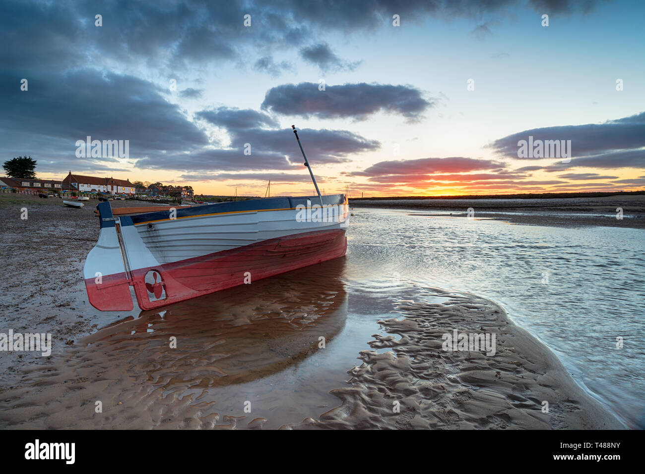 Coucher de soleil sur un bateau de pêche à Burnham Overy Staithe un joli village de pêcheurs sur la côte de Norfolk Banque D'Images