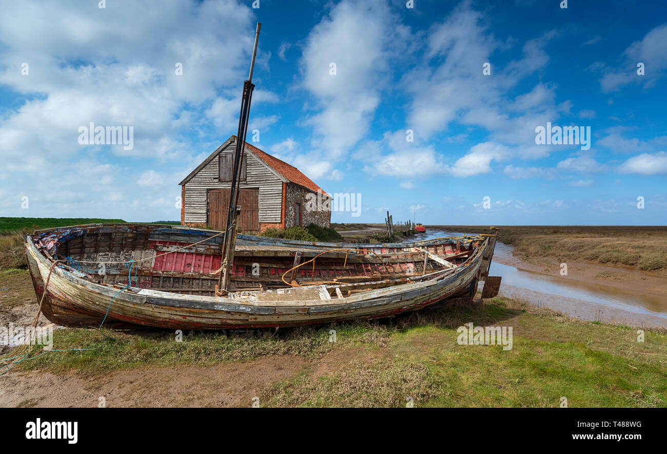Un vieux bateau de pêche sur le Vieux Port à Thornham sur la côte de Norfolk Banque D'Images Un vieux bateau de pêche sur le Vieux Port à Thornham sur la côte de Norfolk Banque D'Images