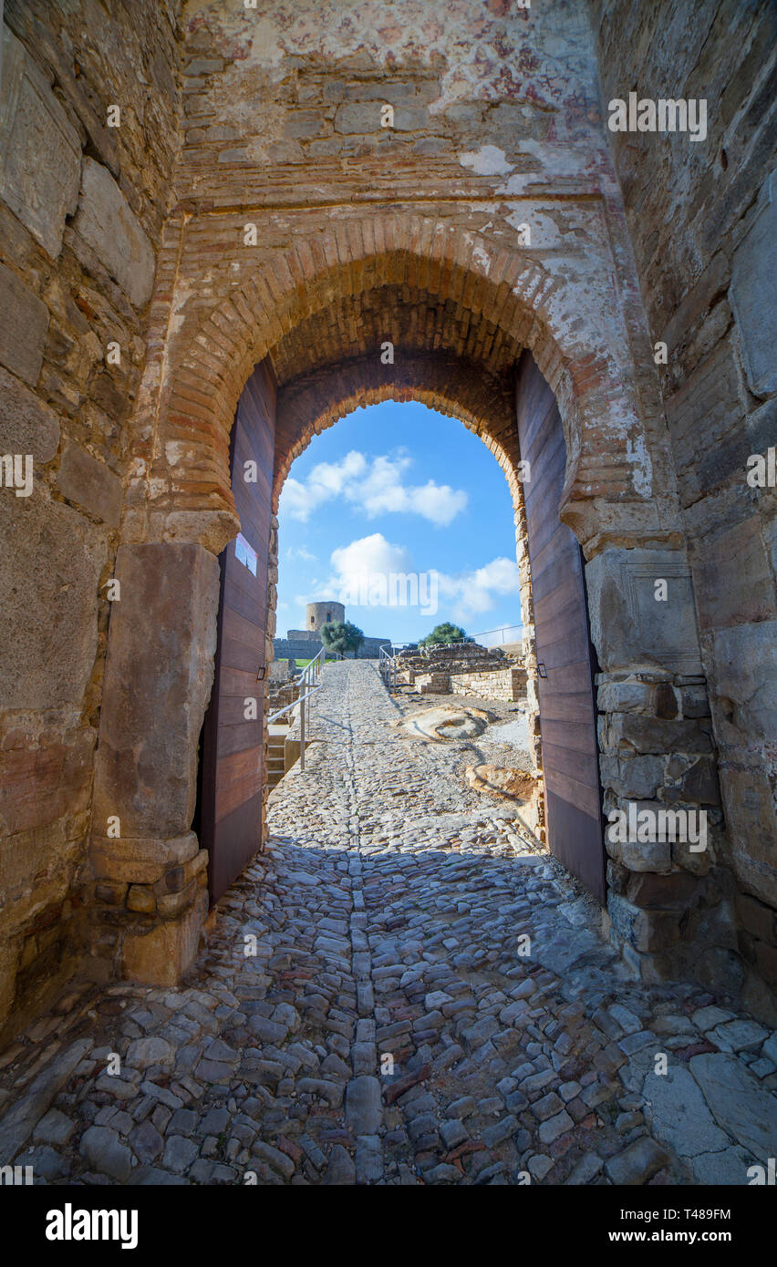 Château de Jimena de la Frontera, Cadix, Espagne. Arco del Reloj et Christian Alcazar en bas Banque D'Images
